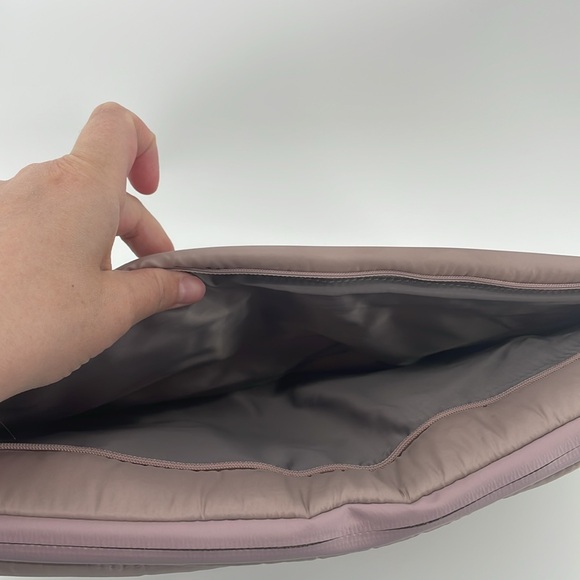 Caraa x Athleta Tech Pouch in Nouveau Rose A14 - Picture 6 of 10